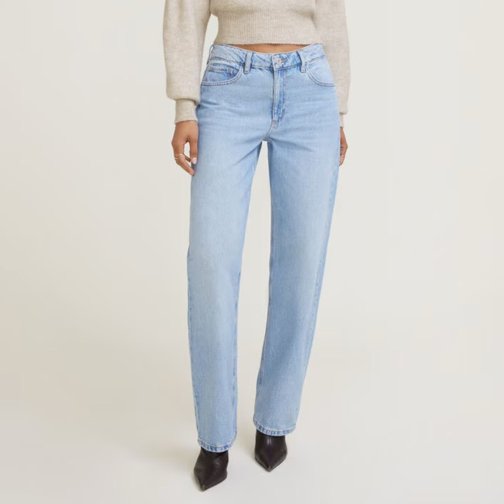 Dynamite Mika Mid Rise Relaxed Straight Leg Jeans in Light Indigo
